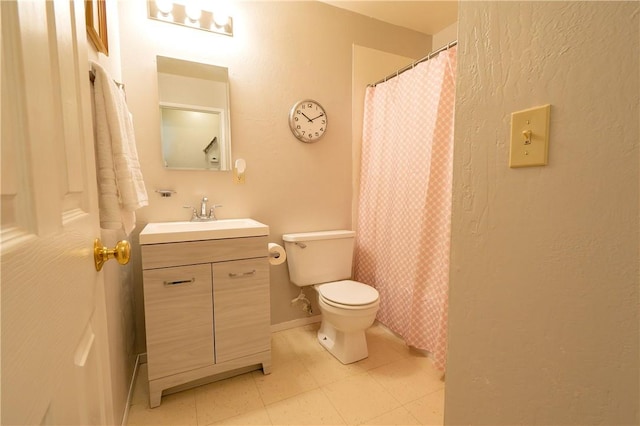 bathroom with a shower with curtain, vanity, and toilet