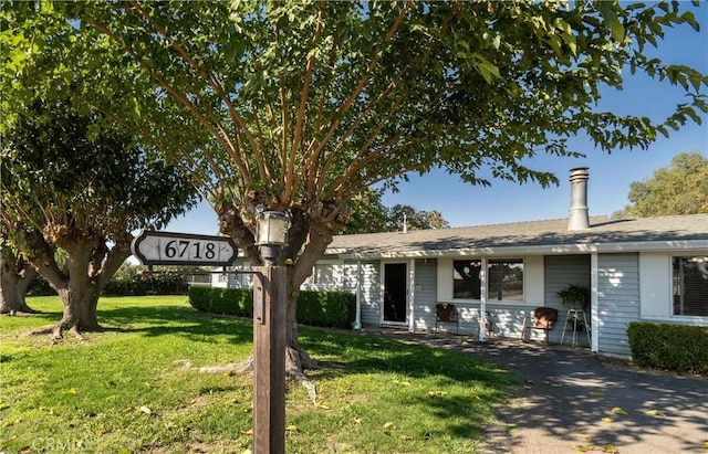 ranch-style house featuring a front yard