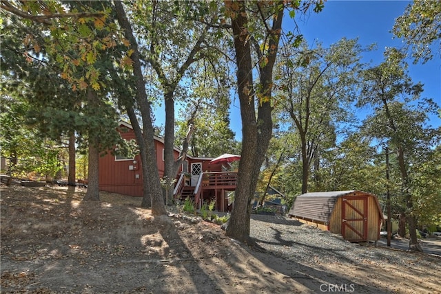 view of yard featuring a storage shed