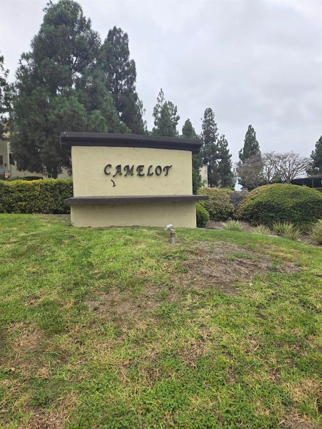 community sign with a yard