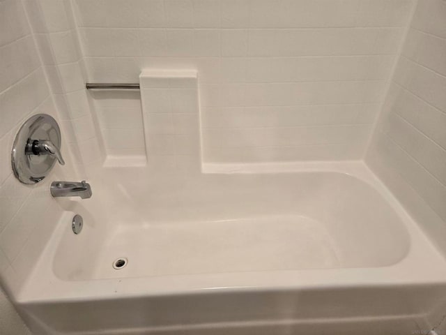 bathroom with bathtub / shower combination