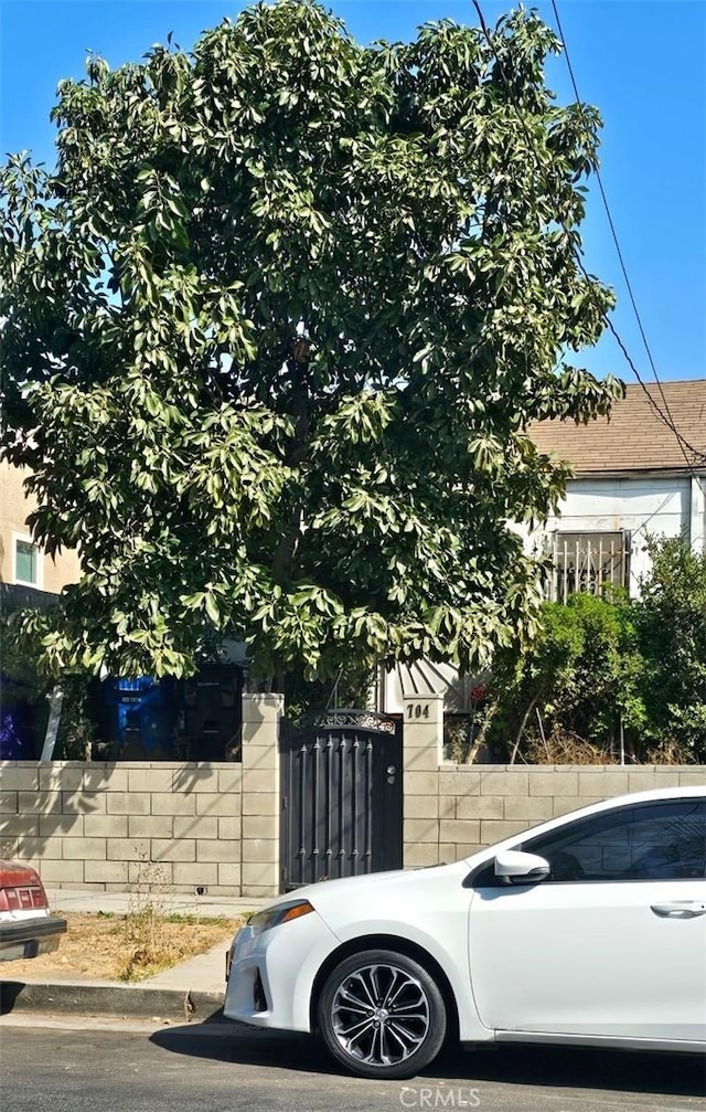 704 N Madison Ave, Los Angeles, CA 90029 - view of home's exterior with a fenced front yard