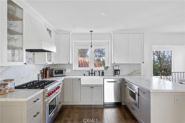 6401 Corsini Pl, Rancho Palos Verdes, CA 90275 - kitchen featuring stainless steel appliances, a sink, a peninsula, plenty of natural light, and recessed lighting