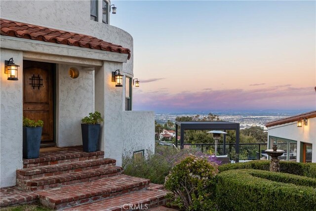 6401 Corsini Pl, Rancho Palos Verdes, CA 90275 - entrance to property featuring a tile roof and stucco siding