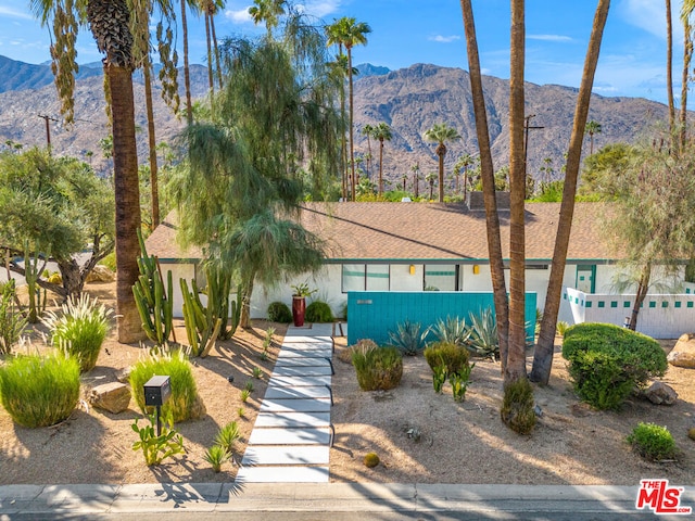 view of front of house featuring a mountain view