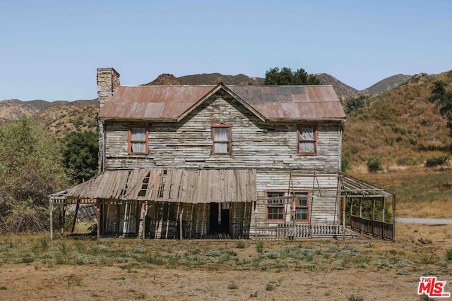 view of front of house featuring a mountain view