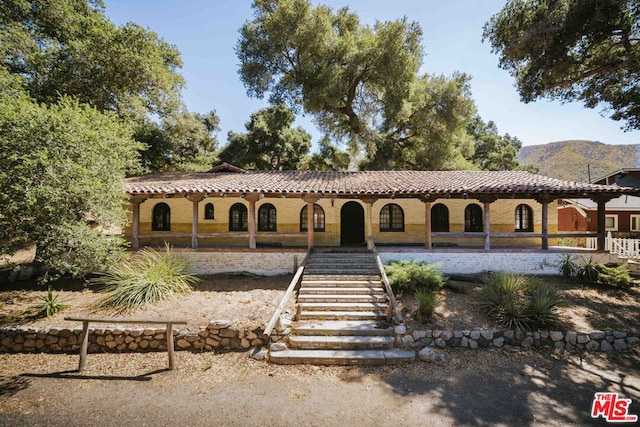 view of front of home featuring a mountain view