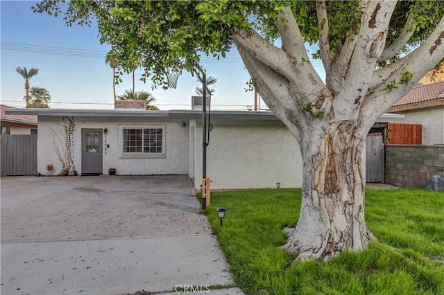 view of front of property with a front yard