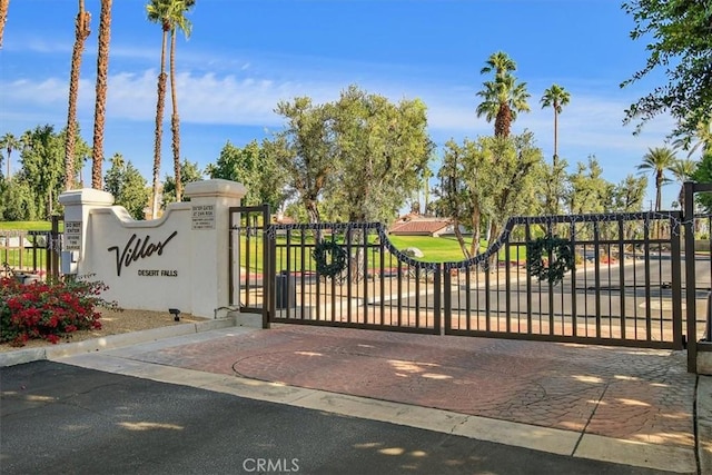 128 Desert Falls Dr E, Palm Desert, CA 92211 - gate with fence