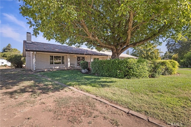 single story home featuring a front lawn