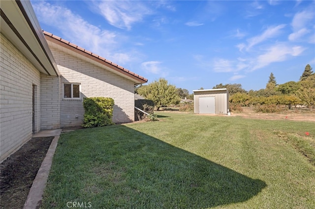 view of yard featuring a storage unit