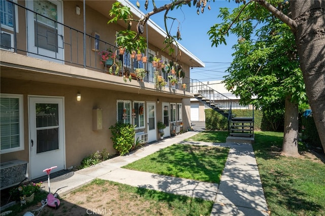 view of yard featuring a balcony