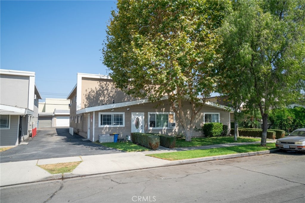 view of front of home featuring a front lawn and a garage