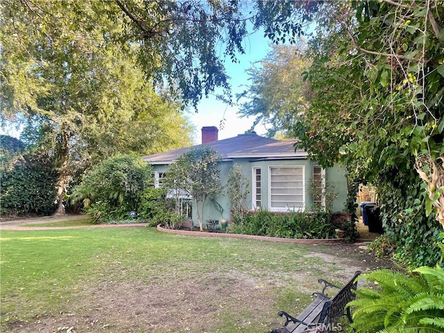 view of front of home featuring a front lawn