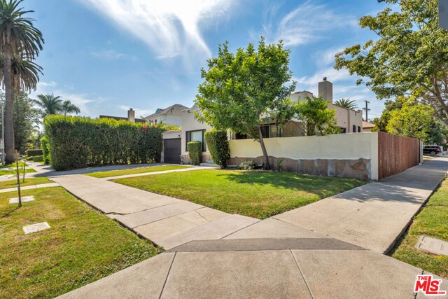 view of front of property with a front yard