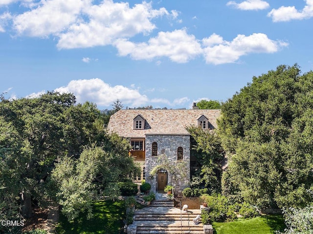 view of front of home featuring a front lawn