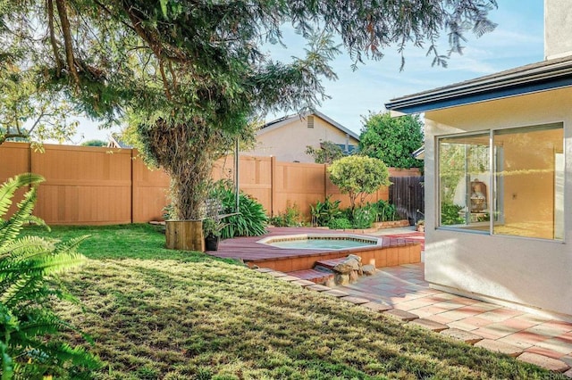 view of yard featuring an in ground hot tub