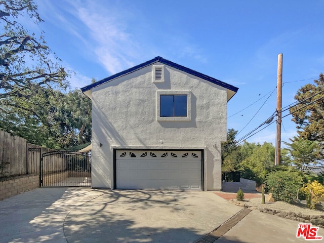 view of front facade featuring a garage