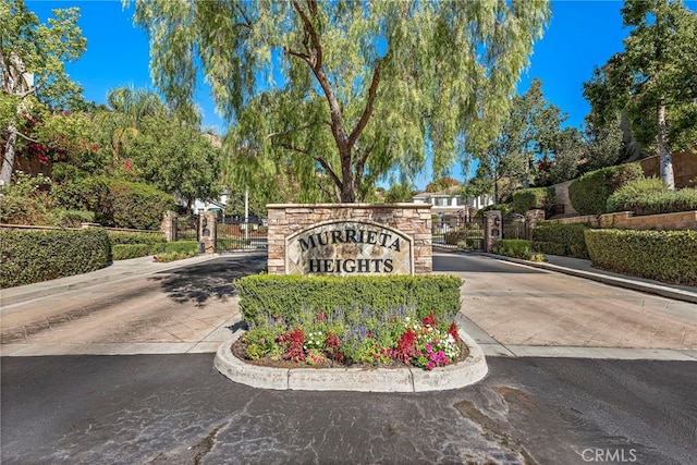 view of community / neighborhood sign