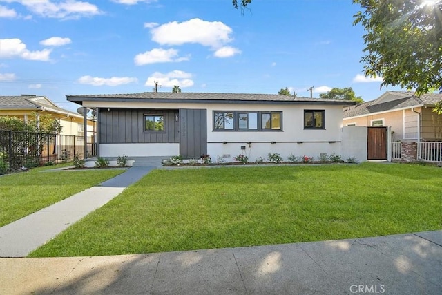 view of front of house featuring a front yard