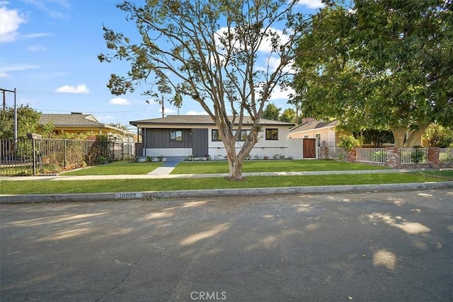 view of front facade with a front yard