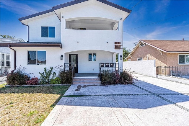 view of front facade featuring a front yard