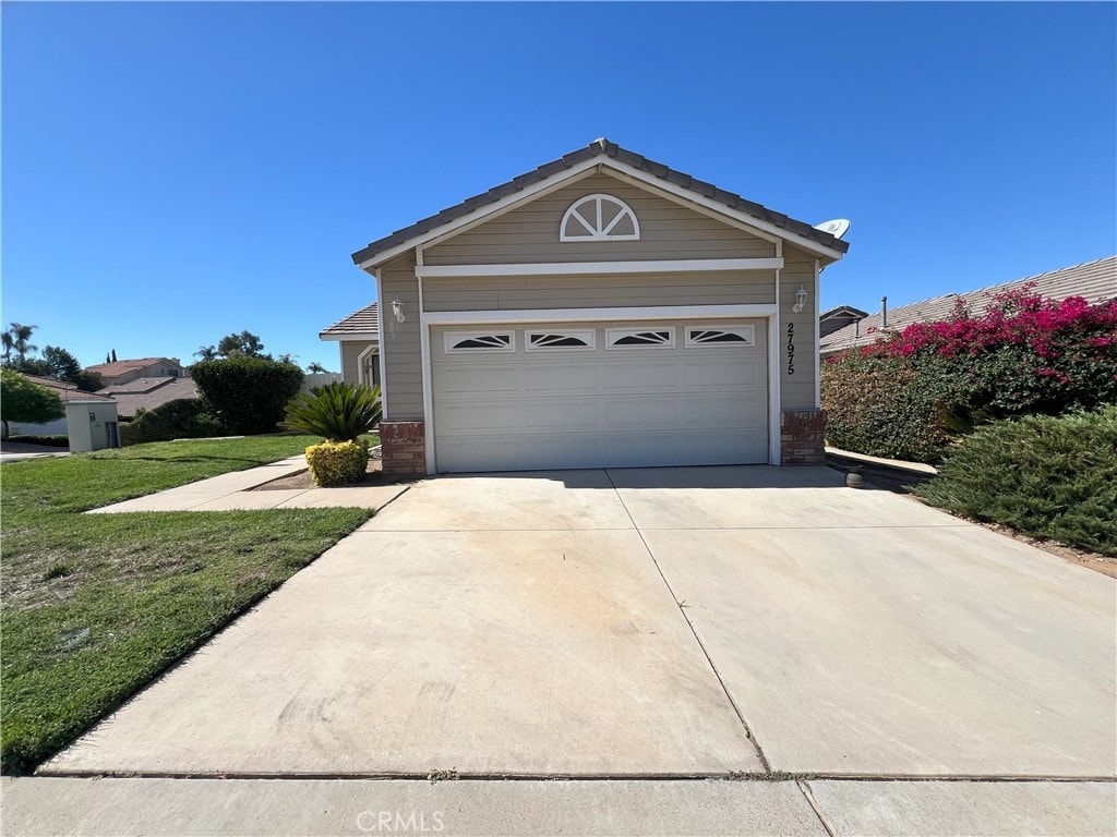 view of front of house featuring a garage and a front yard