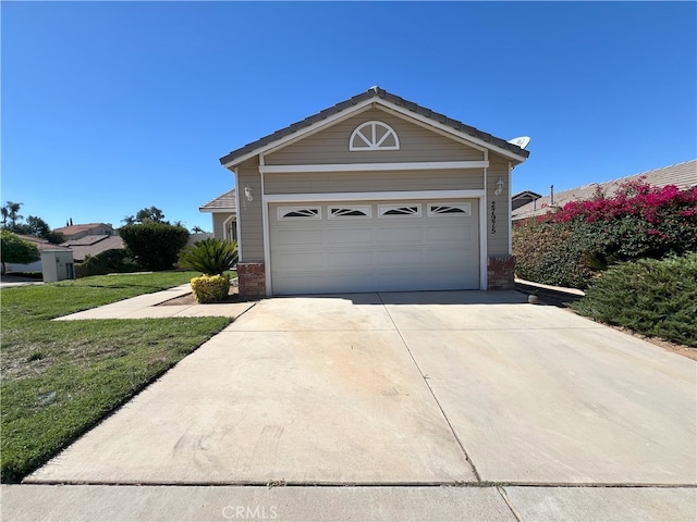 view of front of house featuring a garage and a front yard