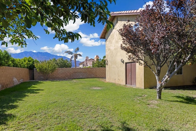 view of yard featuring a mountain view