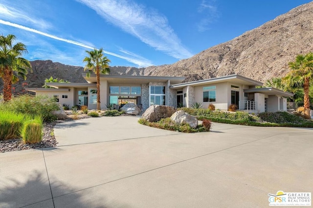 view of front of house featuring a mountain view