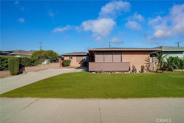 view of front of property with a front yard