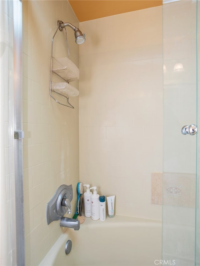 bathroom with tiled shower / bath combo