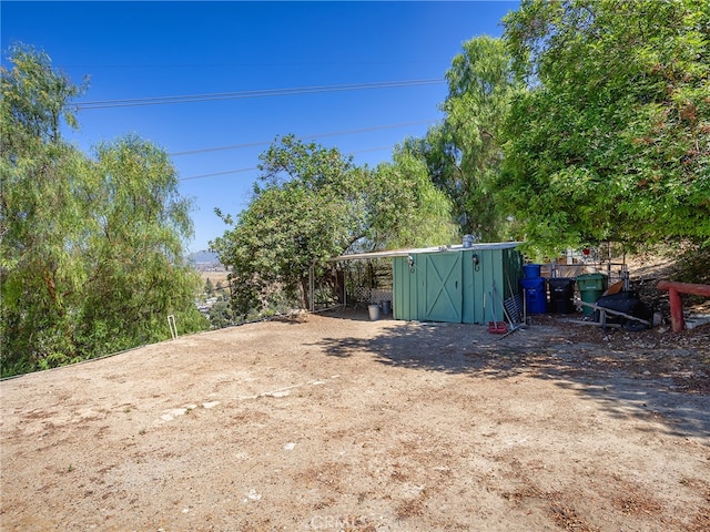 view of yard with a shed