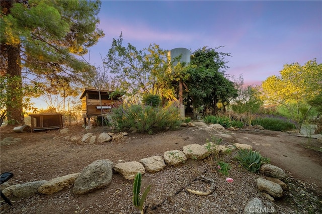 view of yard at dusk