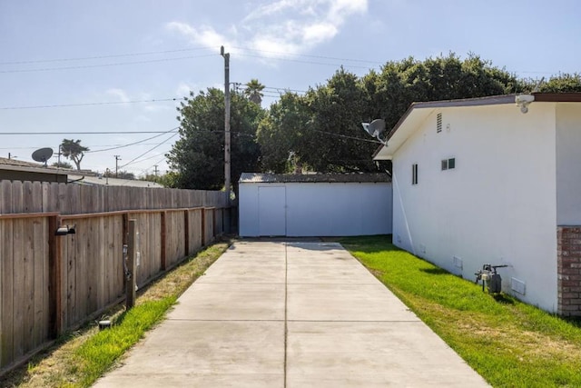 view of yard featuring a shed and a patio area