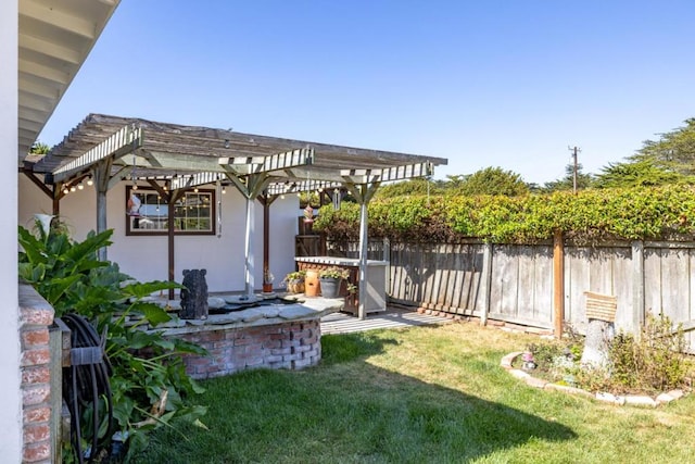 view of yard featuring a pergola