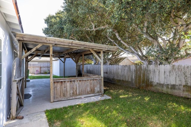 view of yard with a storage shed