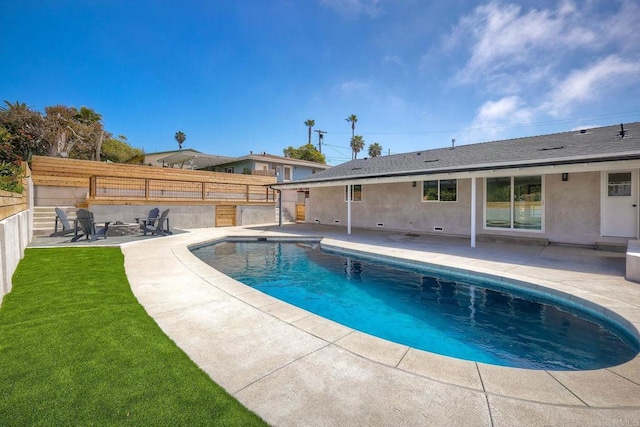 view of swimming pool with a patio and a lawn