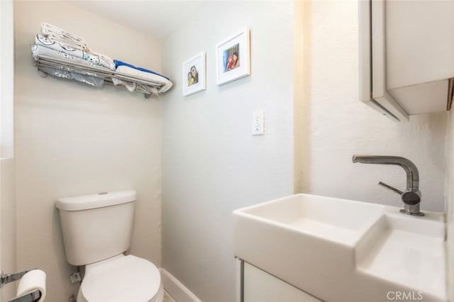 bathroom featuring toilet and sink