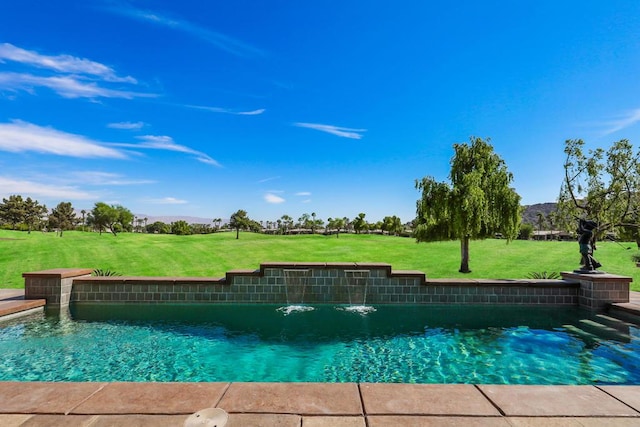 view of swimming pool with pool water feature and a yard