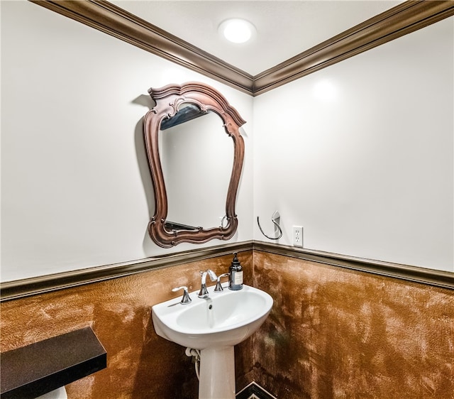 bathroom with ornamental molding