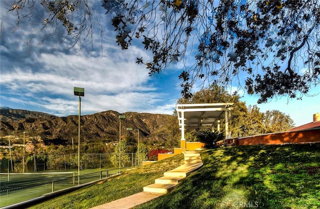 view of yard featuring a mountain view