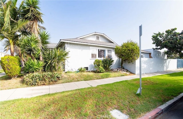 view of front of property with a front lawn