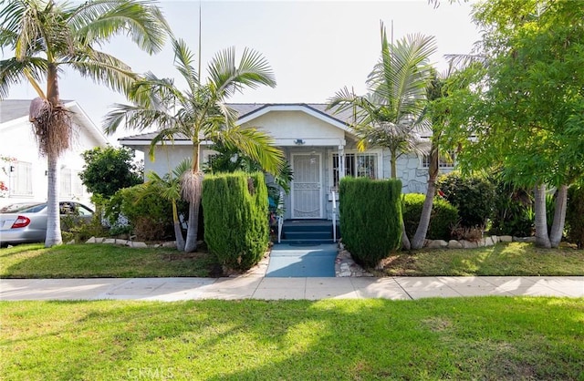 view of front facade with a front yard