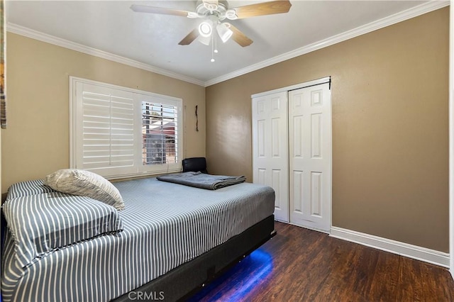 bedroom with ceiling fan, crown molding, dark wood-type flooring, and a closet