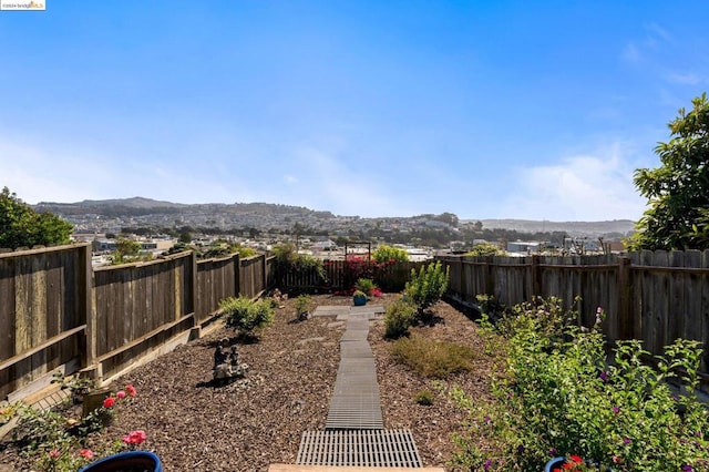 view of yard featuring a mountain view