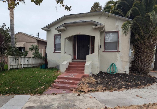 bungalow featuring a front yard