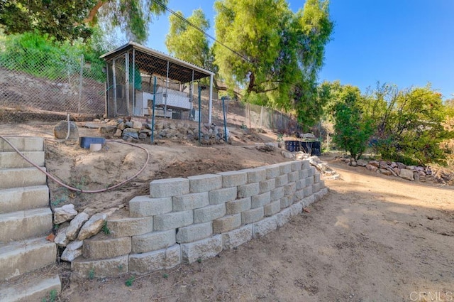 view of yard featuring an outdoor structure