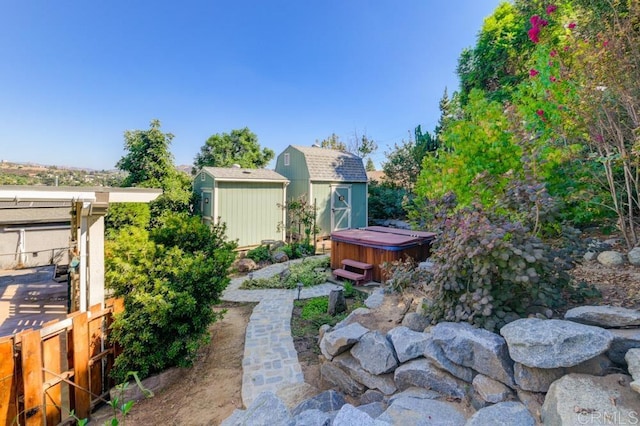 view of yard featuring a hot tub