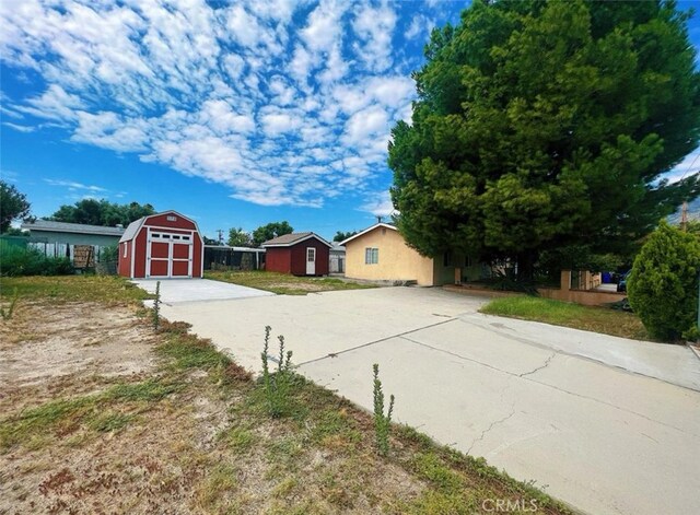 view of yard with a storage shed